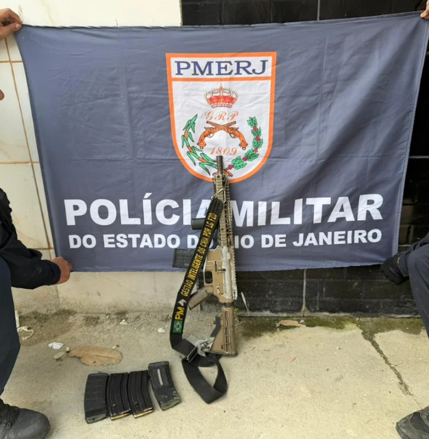 Polícia Militar prende homem armado com fuzil no Complexo da Pedreira após informação do Disque Denúncia